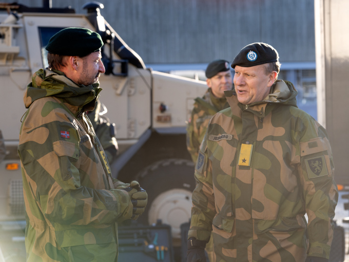 Kronprins Haakon og sjef NLOGS, brigader Anders Jernberg, under besøket til Sessvollmoen leir. Foto: Terje Bendiksby / NTB